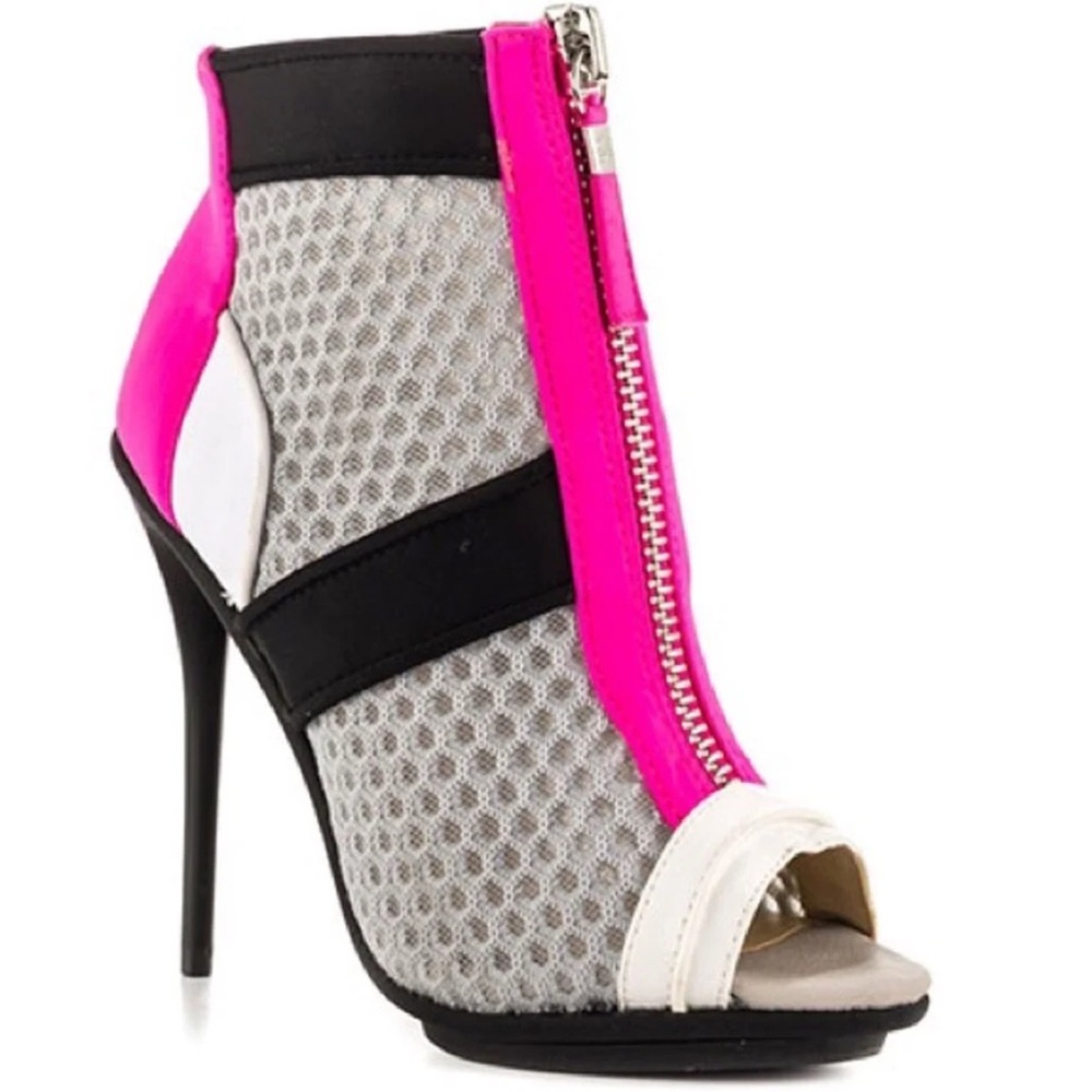 NWOT Akita Mesh Sandal
